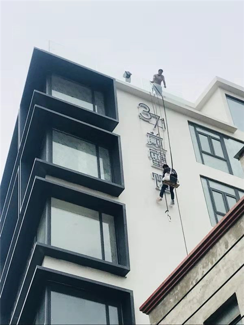 廈門金頂峰為客戶裝墻外發(fā)光字廣告牌